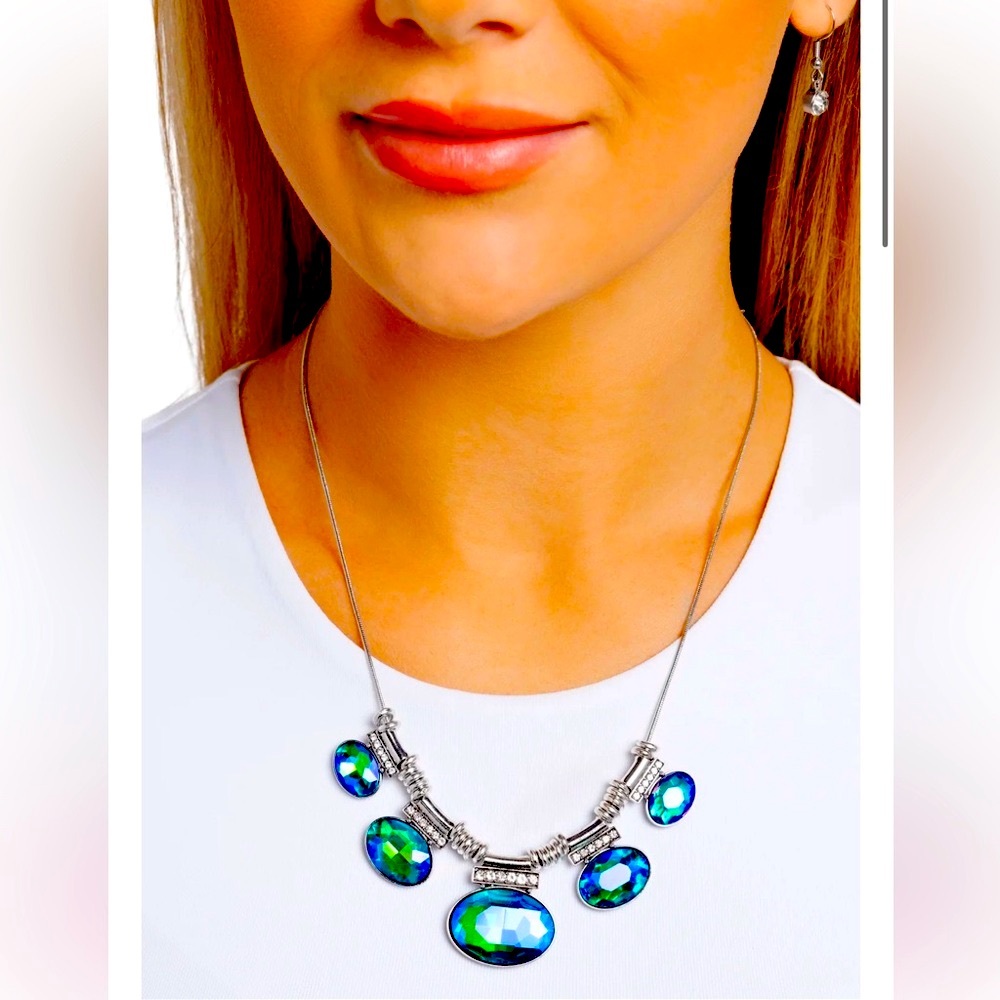 💚💎💚  “SOCIALITE STATUS” GREEN IRIDESCENT NECKLACE ~ PAPARAZZI❗️💚💎💚 - Picture 4 of 5